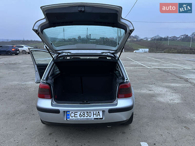 Хетчбек Volkswagen Golf 2001 в Чернівцях