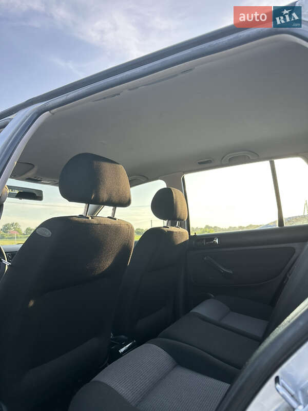 Хетчбек Volkswagen Golf 2001 в Чернівцях