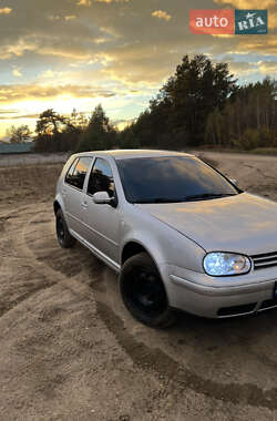 Хэтчбек Volkswagen Golf 2000 в Березному