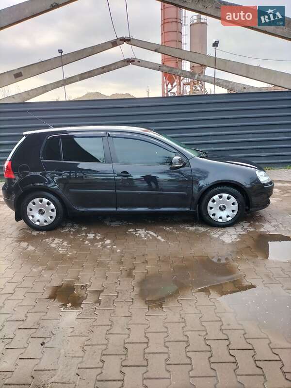 Хэтчбек Volkswagen Golf 2004 в Сумах