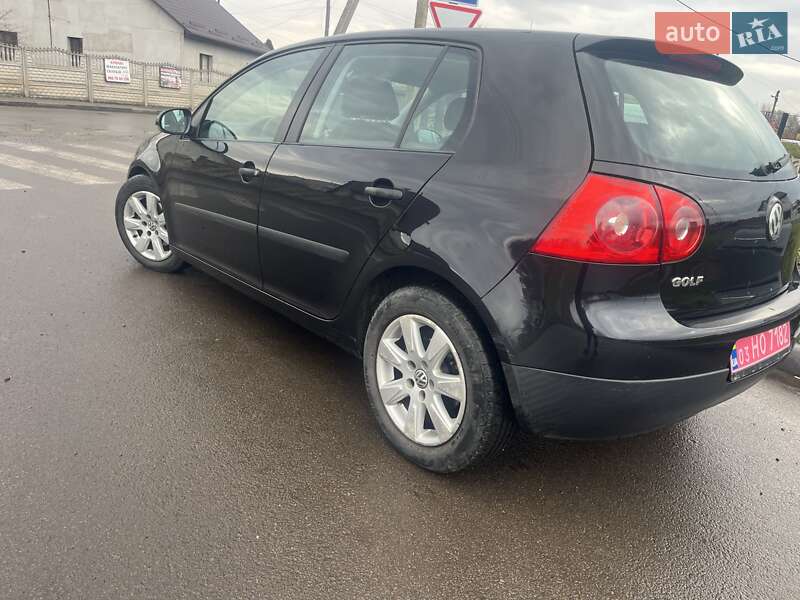 Хэтчбек Volkswagen Golf 2005 в Остроге