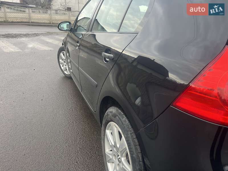 Хэтчбек Volkswagen Golf 2005 в Остроге