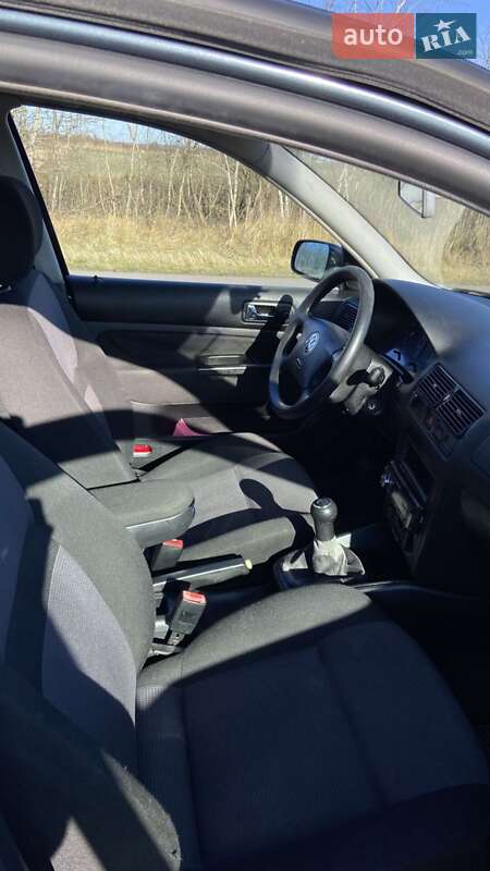 Хэтчбек Volkswagen Golf 2001 в Шептицькому