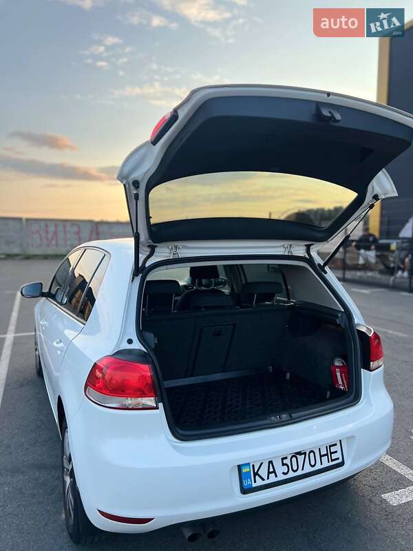 Хэтчбек Volkswagen Golf 2010 в Киеве