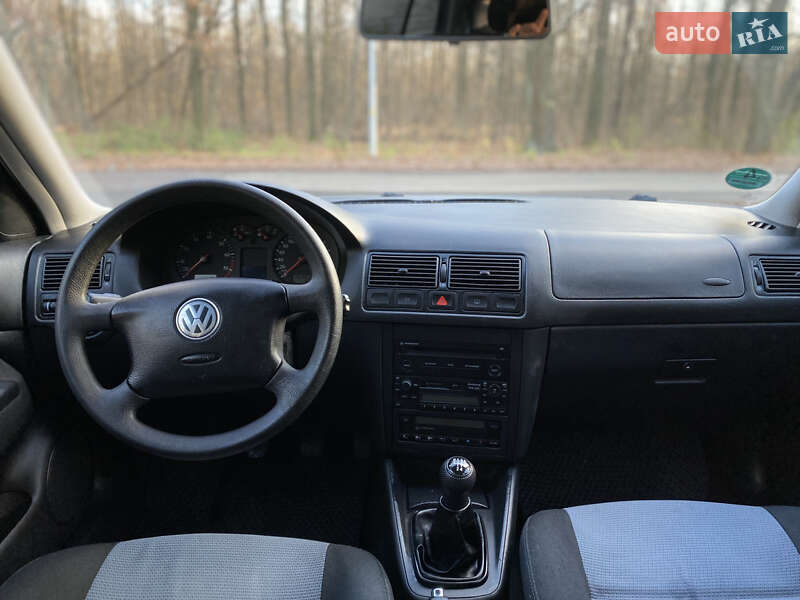 Хэтчбек Volkswagen Golf 2003 в Киеве