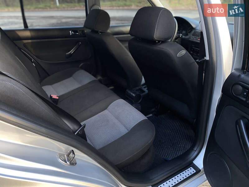 Хэтчбек Volkswagen Golf 2003 в Киеве