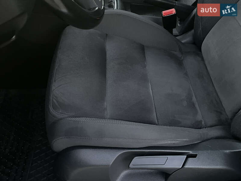 Універсал Volkswagen Golf 2011 в Сарнах