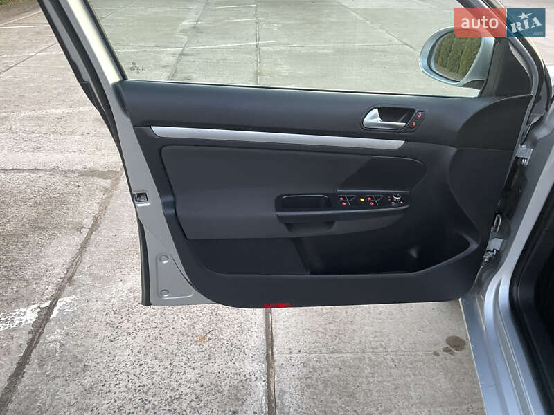 Універсал Volkswagen Golf 2011 в Сарнах