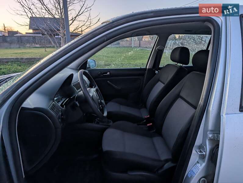 Хэтчбек Volkswagen Golf 2001 в Здолбунове