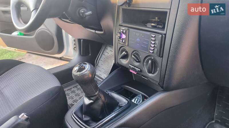 Хэтчбек Volkswagen Golf 2002 в Житомире