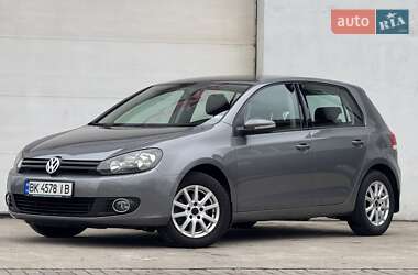 Хэтчбек Volkswagen Golf 2012 в Сарнах