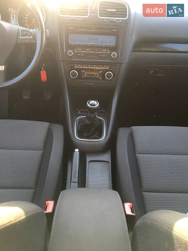 Хэтчбек Volkswagen Golf 2010 в Тысменице