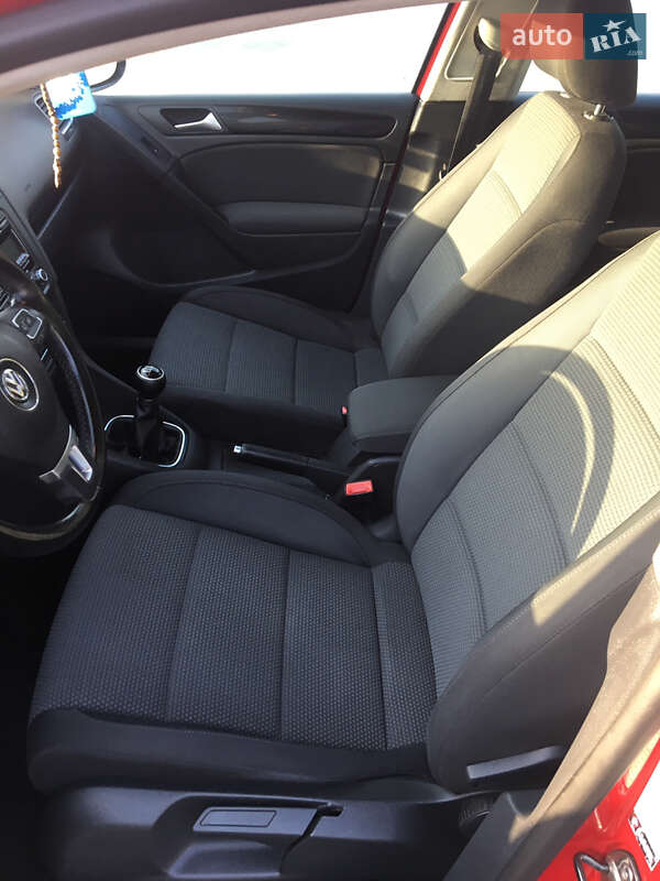 Хэтчбек Volkswagen Golf 2010 в Тысменице