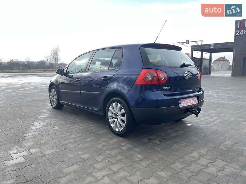 Хэтчбек Volkswagen Golf 2005 в Калуше