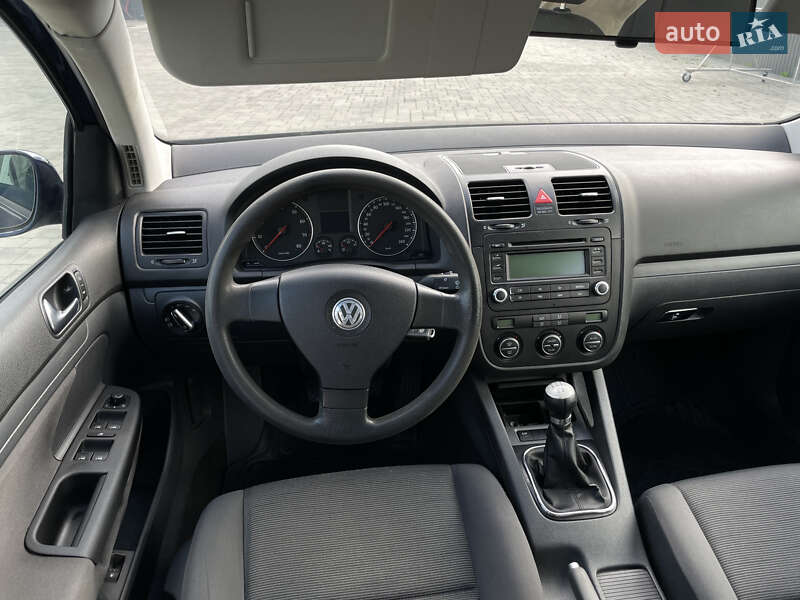 Хэтчбек Volkswagen Golf 2005 в Калуше