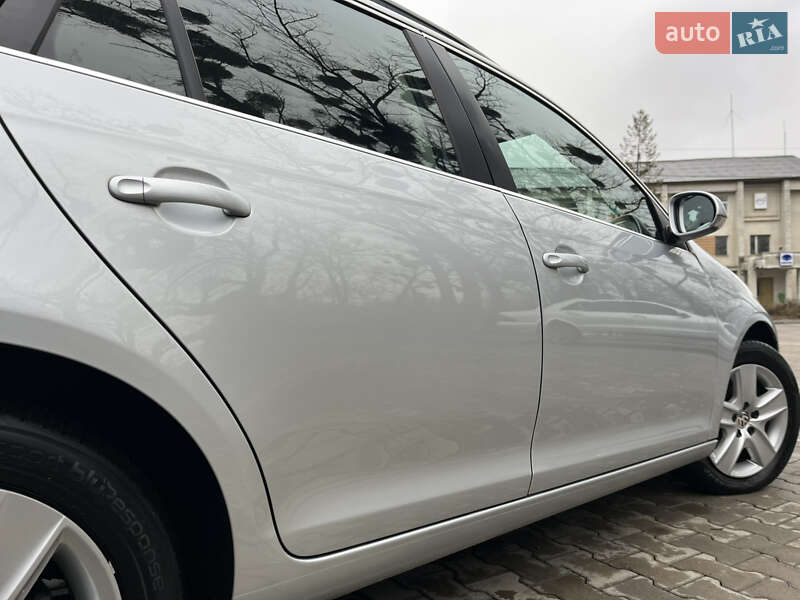 Универсал Volkswagen Golf 2011 в Черновцах