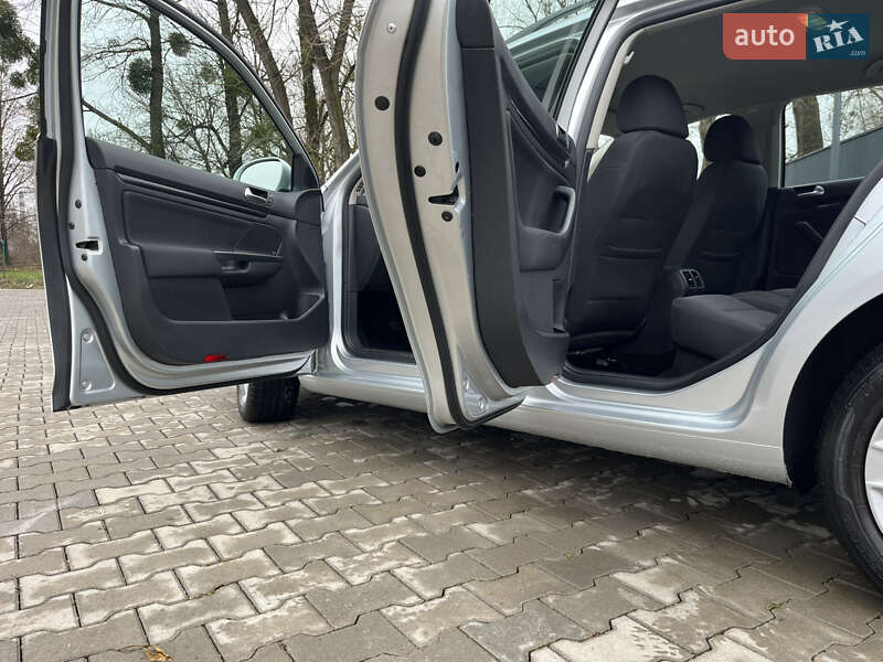 Универсал Volkswagen Golf 2011 в Черновцах