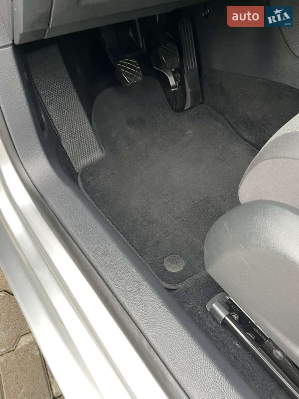 Универсал Volkswagen Golf 2011 в Черновцах