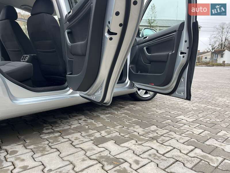 Универсал Volkswagen Golf 2011 в Черновцах