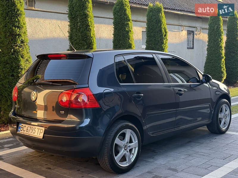 Хетчбек Volkswagen Golf 2005 в Мукачевому