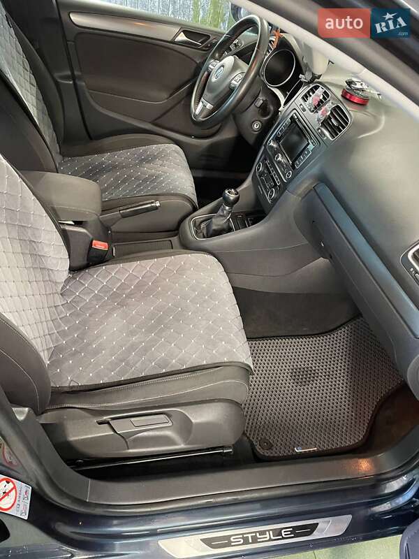 Хэтчбек Volkswagen Golf 2011 в Золочеве