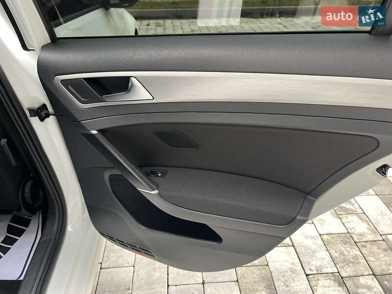 Хетчбек Volkswagen Golf 2014 в Чернівцях