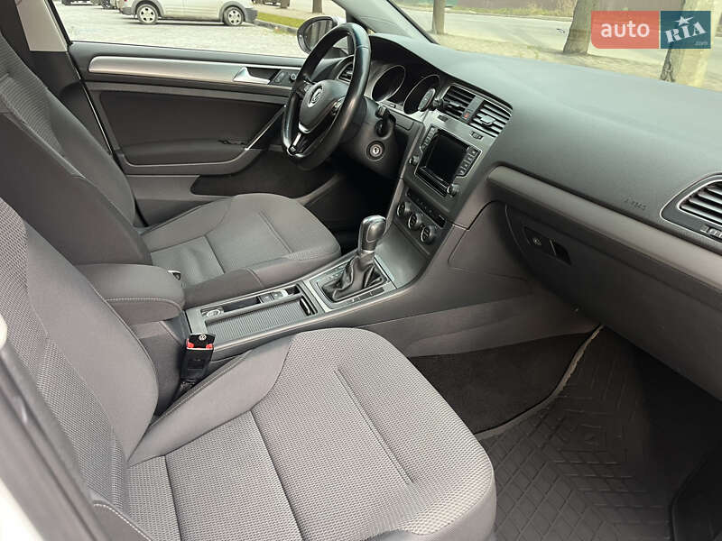 Хетчбек Volkswagen Golf 2014 в Чернівцях