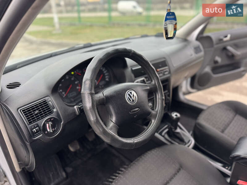 Хетчбек Volkswagen Golf 2003 в Борщеві