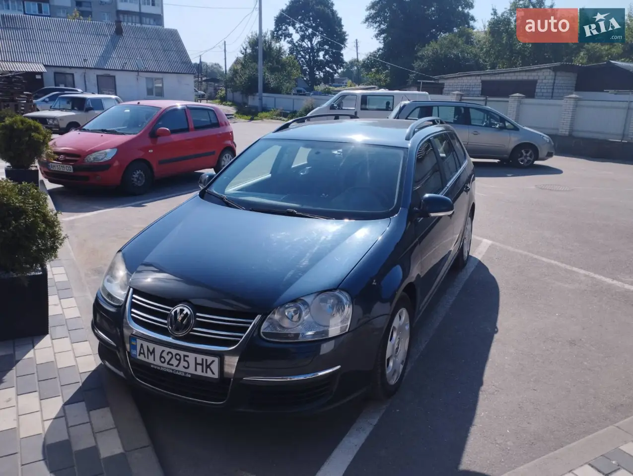 Продам Volkswagen Golf універсал. В чудовому стані! Привезений з Німеччини 2 роки тому. Я перший власник в Україні. Машина 2007 року, перша реєстрація у 2008р. Новий акумулятор, замінено масло, фільтри. Нові чохли в салоні з штучної шкіри з вставками тканини, новий гумовий коврик в багажнику. Є запаска а також комплект літньої гуми. Торг можливий біля авто.