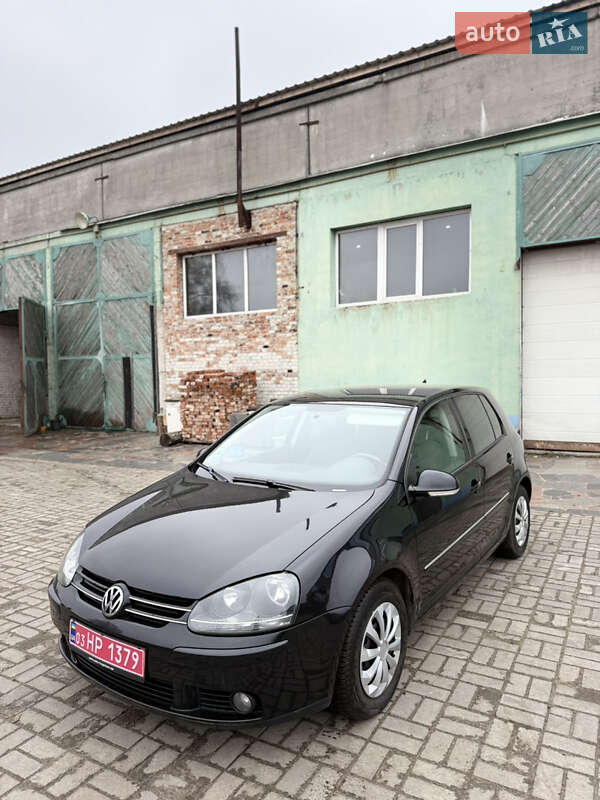 Хэтчбек Volkswagen Golf 2009 в Сумах