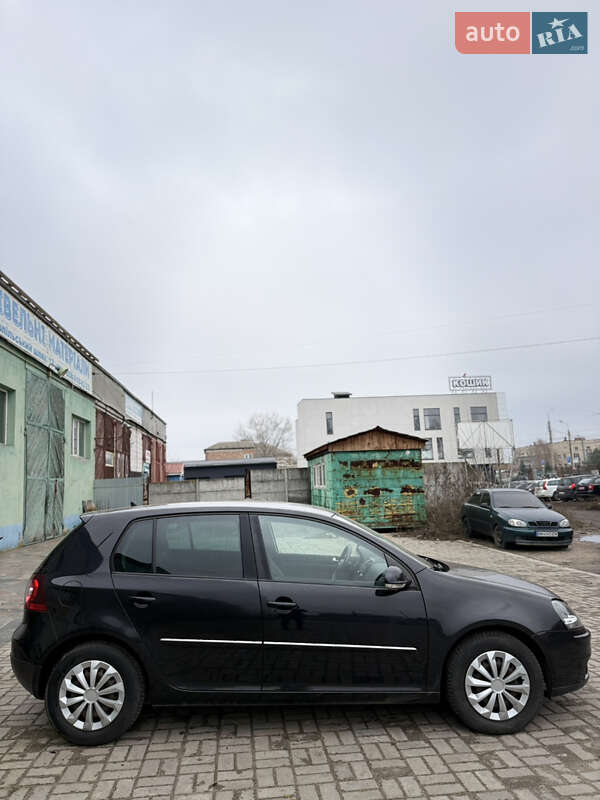 Хэтчбек Volkswagen Golf 2009 в Сумах