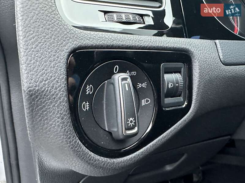 Универсал Volkswagen Golf 2015 в Ровно