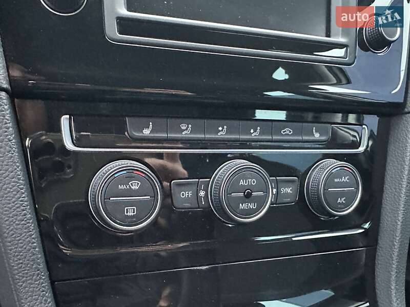 Универсал Volkswagen Golf 2015 в Ровно