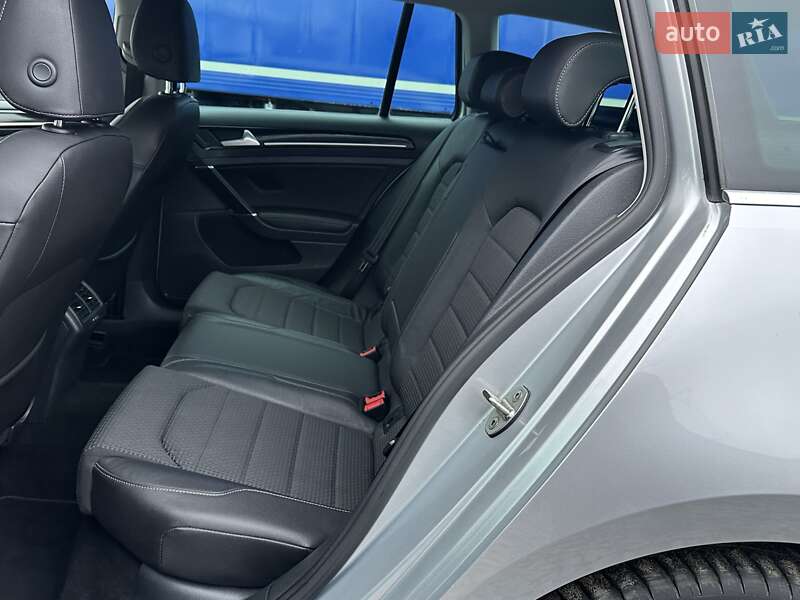 Универсал Volkswagen Golf 2015 в Ровно