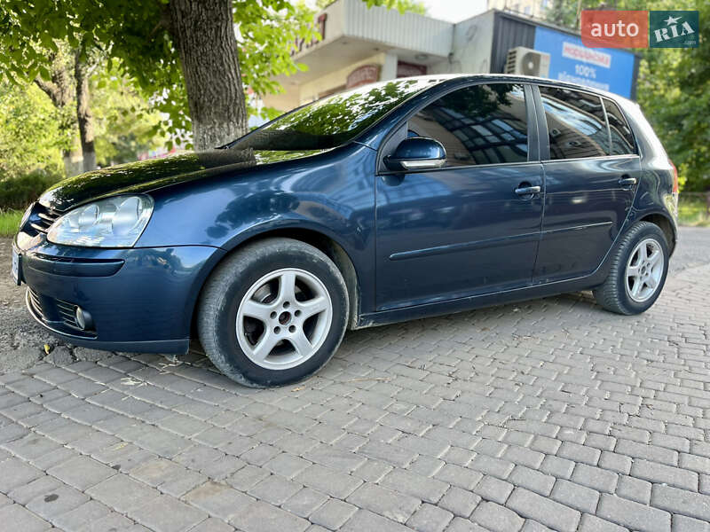 Хетчбек Volkswagen Golf 2006 в Чернівцях