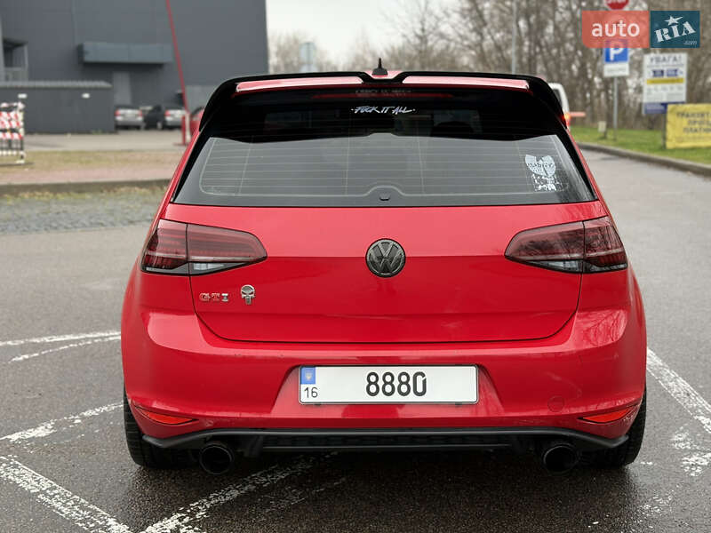 Хэтчбек Volkswagen Golf 2015 в Киеве