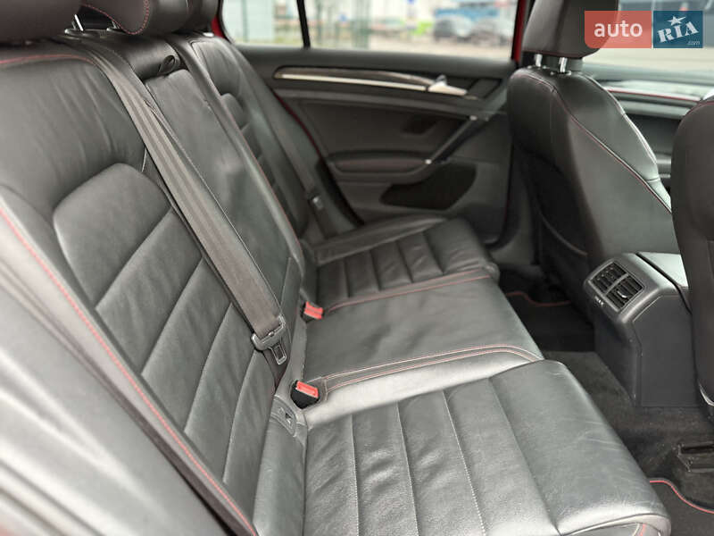 Хэтчбек Volkswagen Golf 2015 в Киеве