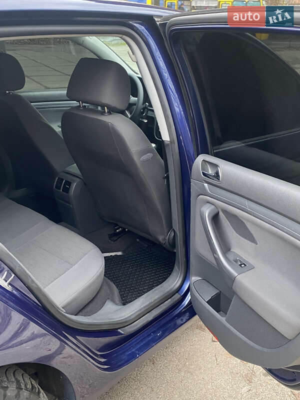 Хэтчбек Volkswagen Golf 2004 в Киеве