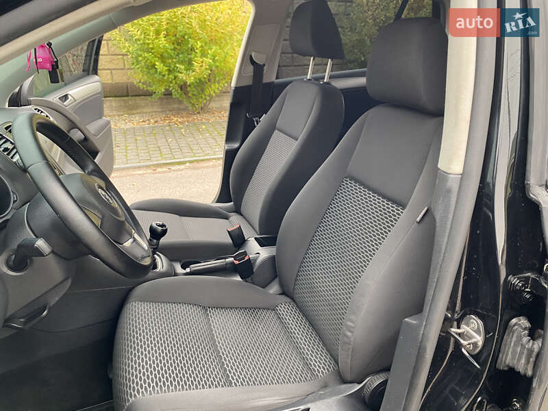 Хэтчбек Volkswagen Golf 2009 в Житомире