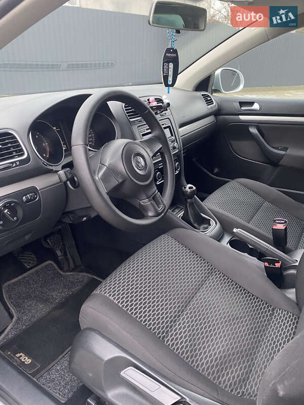Универсал Volkswagen Golf 2011 в Жовкве