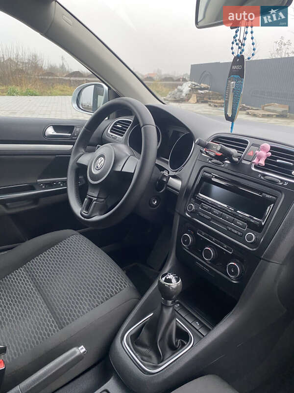 Универсал Volkswagen Golf 2011 в Жовкве