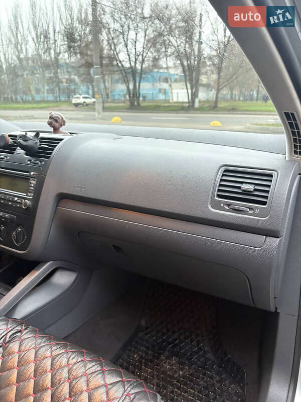 Хэтчбек Volkswagen Golf 2003 в Днепре