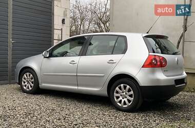 Хетчбек Volkswagen Golf 2005 в Сваляві