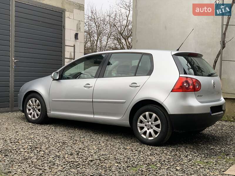 Хэтчбек Volkswagen Golf 2005 в Сваляве