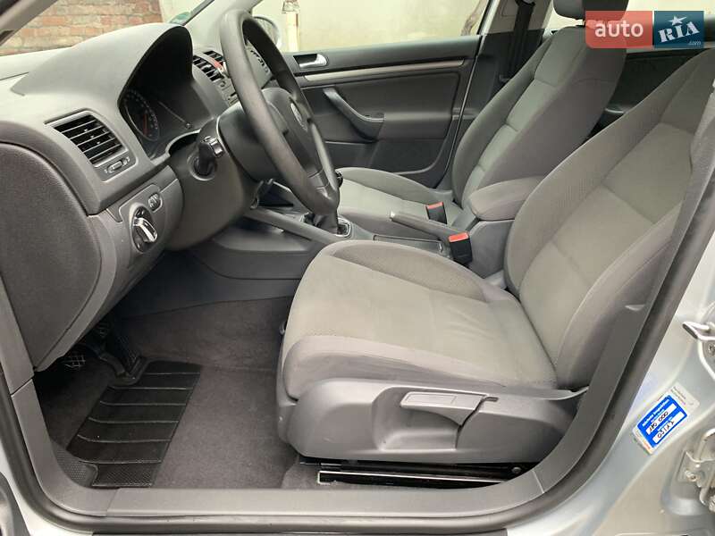 Хэтчбек Volkswagen Golf 2005 в Сваляве