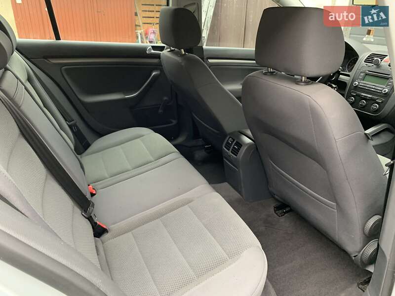 Хэтчбек Volkswagen Golf 2005 в Сваляве