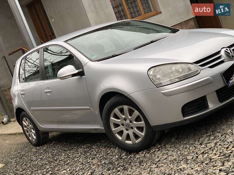 Хэтчбек Volkswagen Golf 2005 в Сваляве