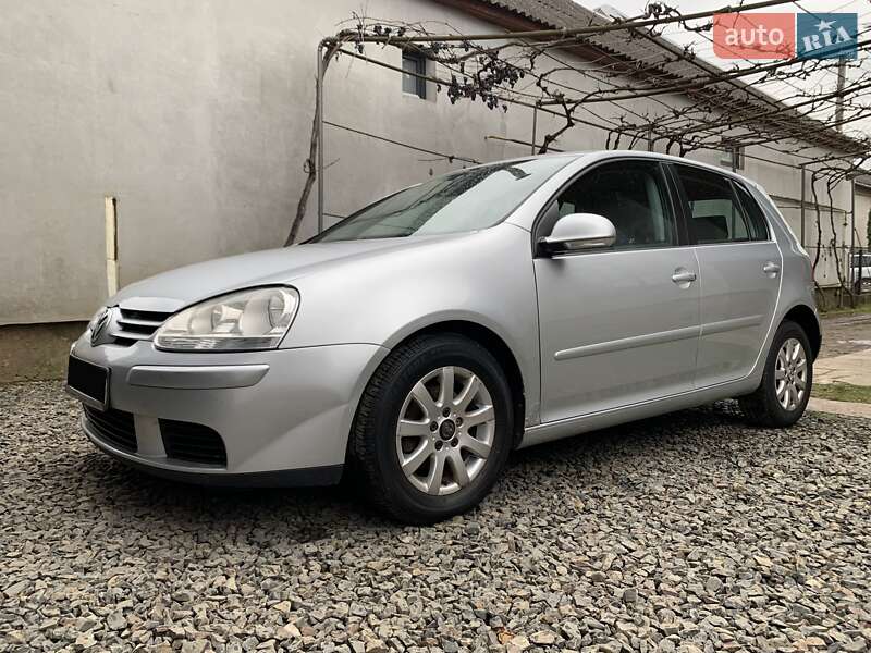 Хэтчбек Volkswagen Golf 2005 в Сваляве