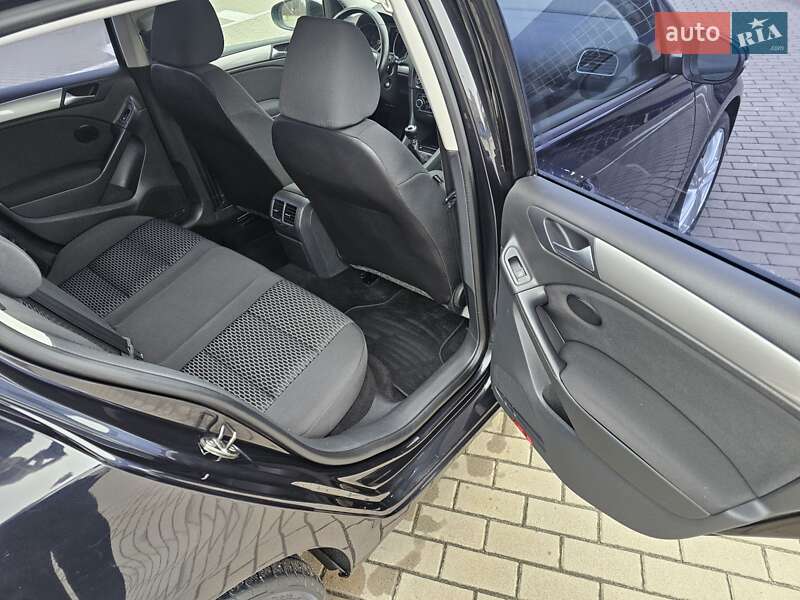 Хэтчбек Volkswagen Golf 2009 в Сумах