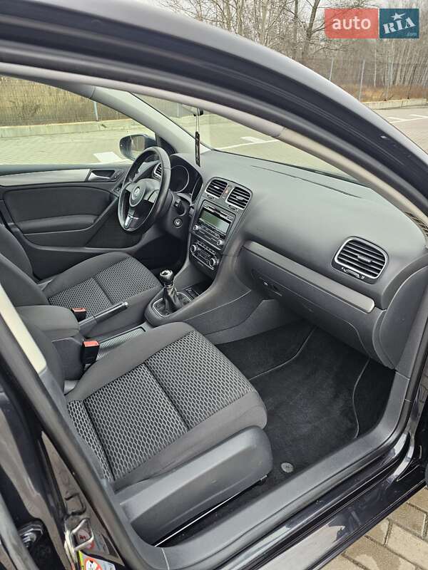 Хэтчбек Volkswagen Golf 2009 в Сумах